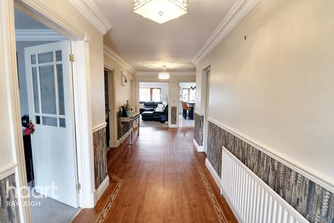 4 bedroom detached house for sale, Daws Heath Road, Rayleigh