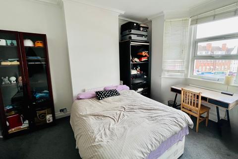 2 bedroom flat to rent, Brent Street, London NW4