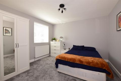 2 bedroom end of terrace house to rent, Maplehurst Road Chichester PO19