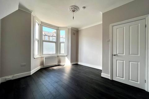 2 bedroom flat to rent, Murchison Road, Leyton, E10 6LY
