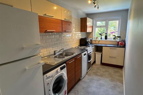 7 Plesman Way, Wallington, SM6 9NB