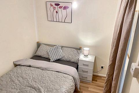 1 bedroom in a house share to rent, Dove Close, Northolt UB5
