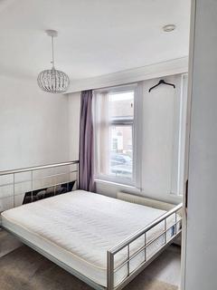1 bedroom in a house share to rent, Mallard Walk, London DA14