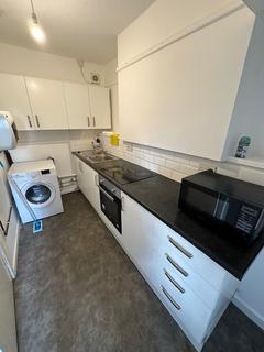 3 bedroom flat to rent, Richmond Grove, Manchester M13