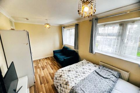 1 bedroom in a house share to rent, Hurstwood Avenue, London DA7