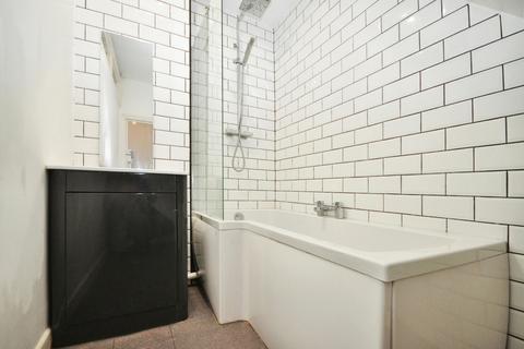 2 bedroom apartment to rent, Waverley Road Southsea PO5