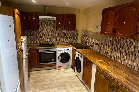 1 bedroom in a house share to rent, Broomcroft Avenue, Northolt UB5
