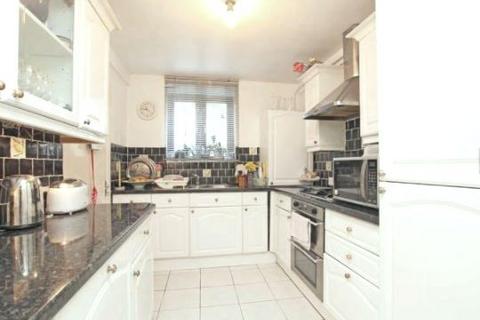3 bedroom flat to rent, New Park Road, London SW2