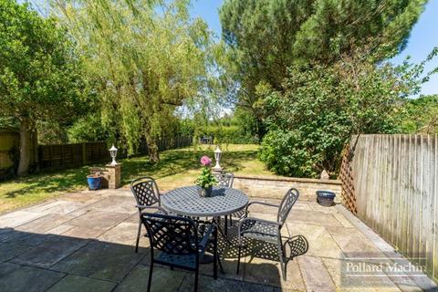 22 Mitchley Hill, South Croydon, CR2 9HA