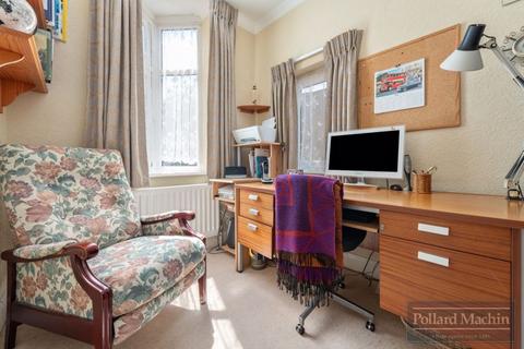 22 Mitchley Hill, South Croydon, CR2 9HA