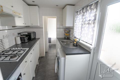 2 bedroom house for sale, Mead Road, Gravesend
