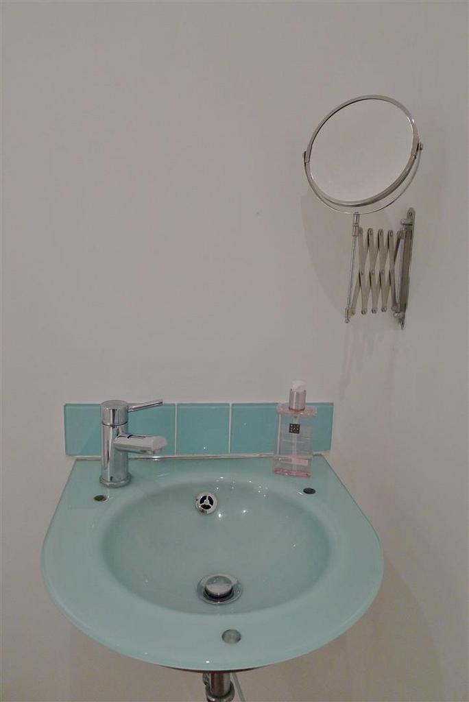 Ensuite wash hand basin