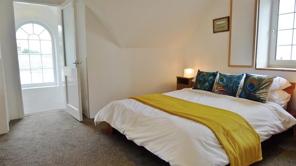 Guest suite bedroom