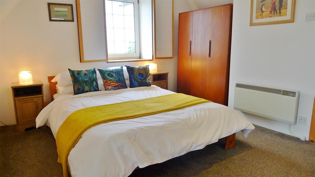 Guest suite bedroom