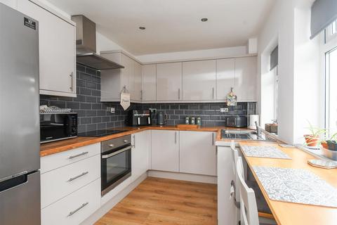 24 Hazel Grove, Wombourne, Wolverhampton, WV5 9EQ