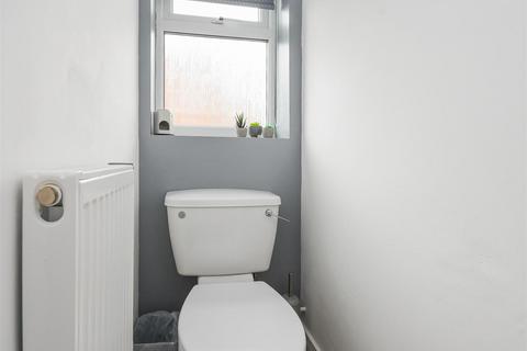 24 Hazel Grove, Wombourne, Wolverhampton, WV5 9EQ