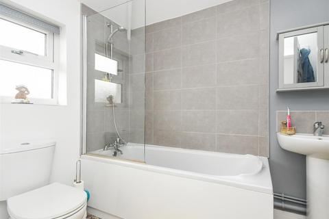 24 Hazel Grove, Wombourne, Wolverhampton, WV5 9EQ
