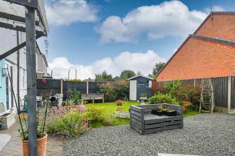 24 Hazel Grove, Wombourne, Wolverhampton, WV5 9EQ