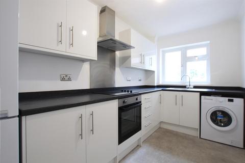 4 bedroom terraced house to rent, Fairlawn Close, Feltham TW13