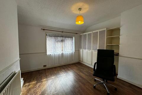 2 bedroom end of terrace house to rent, Pontefract Road, Bromley