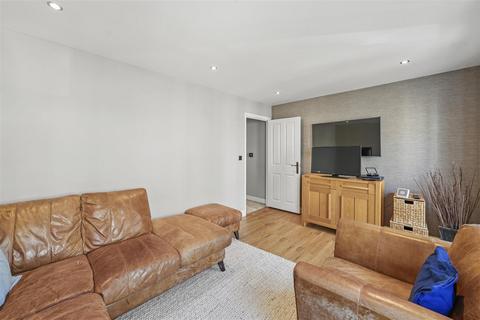 4 bedroom townhouse to rent, The Square, Loughton, IG10