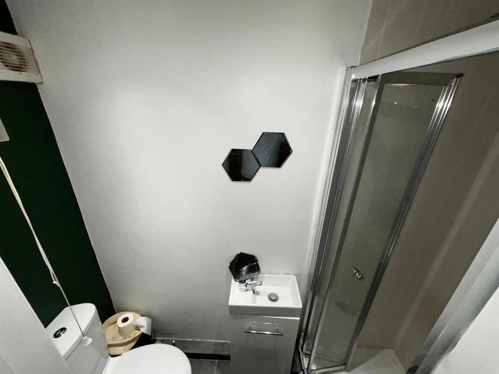 Small bathroom.jpg