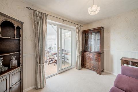 15 Wellington Close, Kingswinford, DY6 8JG