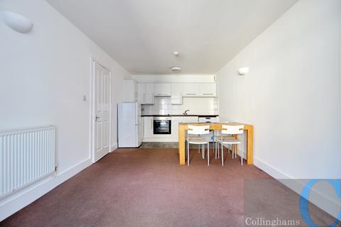 3 bedroom flat to rent, Charlmont Road, London SW17