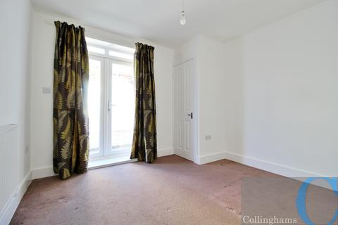 3 bedroom flat to rent, Charlmont Road, London SW17