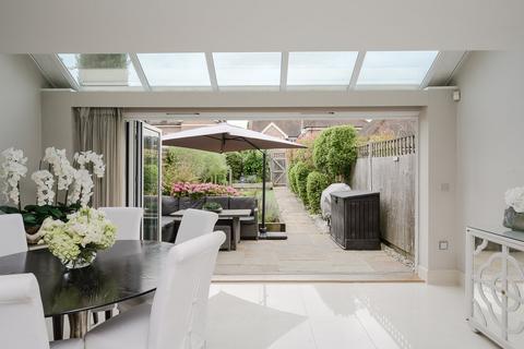 4 Thomas More Gardens, Esher, KT10 8EW
