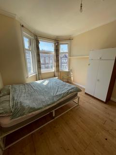 1 bedroom terraced house to rent, KIng Size Room £800, London IG1