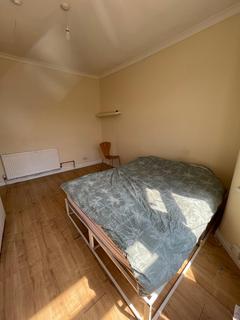 1 bedroom terraced house to rent, KIng Size Room £800, London IG1