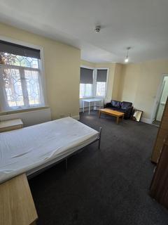 1 bedroom terraced bungalow to rent, Sunnyside Road Studio Ensuit £1150, London IG1