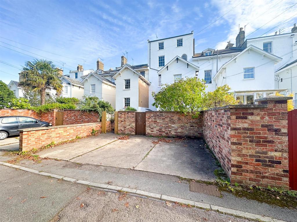 Montpellier, Cheltenham GL50 2JD 3 bed flat to rent £1,295 pcm (£299 pw)