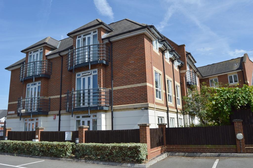 Henley Court, Denham Road, Egham... 2 bed apartment to rent £1,450