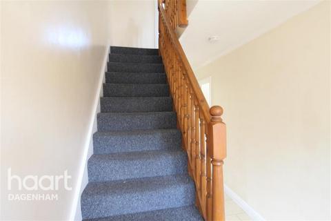 4 bedroom semi-detached house to rent, Surrey Road Dagenham