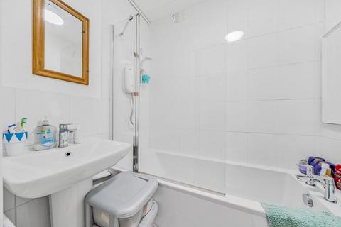 19b Ilminster Gardens, London, SW11 1PJ