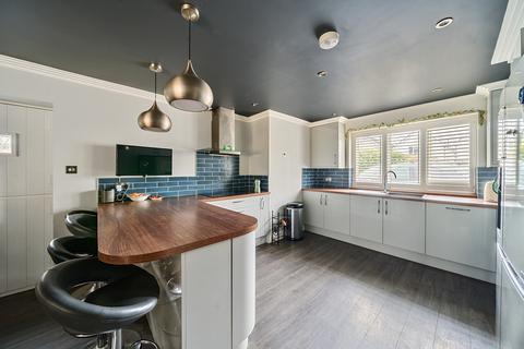 29 Bourneside Road, Addlestone, KT15 2HZ