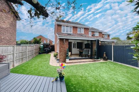 3 bedroom semi-detached house for sale, Viburnum Close, Ashford