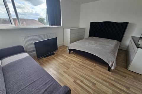 3 bedroom flat to rent, Moor Grange View, Leeds