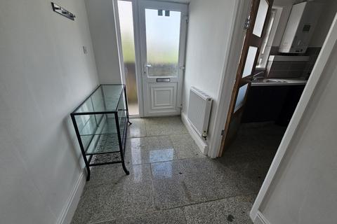 3 bedroom flat to rent, Moor Grange View, Leeds