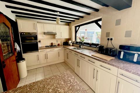 3 bedroom semi-detached house for sale, Chelmsford Road, Shenfield, Brentwood, CM15