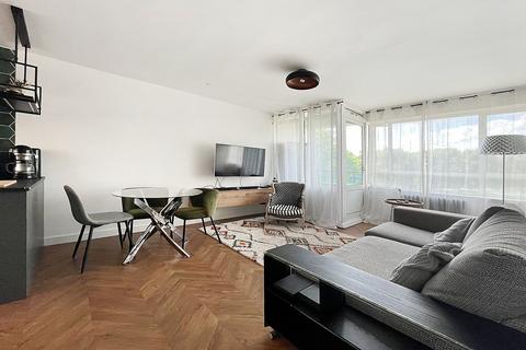 2 bedroom apartment to rent, Churchill Gardens, London