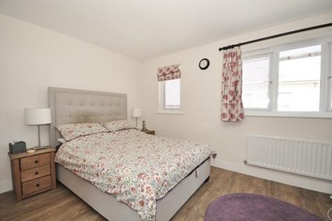 3 bedroom end of terrace house to rent, Parchment Close, Mitcham CR4