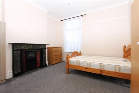 2 bedroom flat to rent, Latymer Road, London, N9