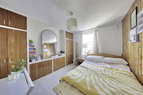 4 bedroom apartment to rent, Trinity Road, SW17