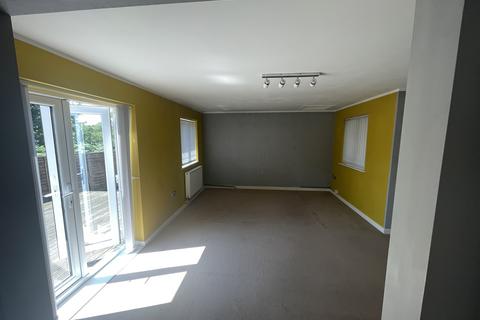 3 bedroom semi-detached house to rent, Furzey Close, Fawley SO45