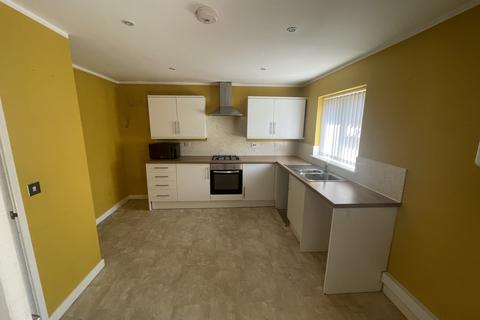 3 bedroom semi-detached house to rent, Furzey Close, Fawley SO45