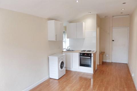 Studio to rent, Colmer Road, London SW16
