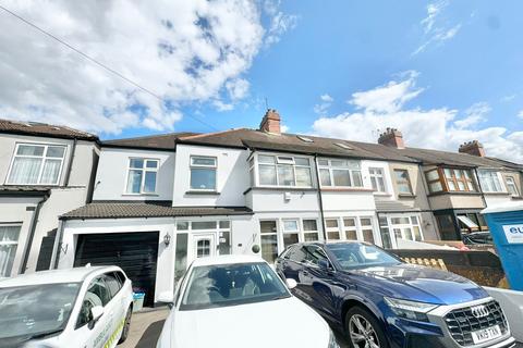 4 bedroom terraced house to rent, Fencepiece Road, Ilford IG6